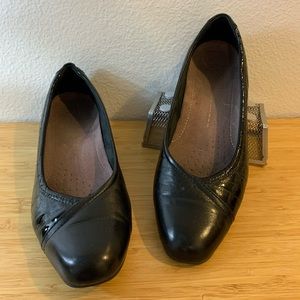 8N Clark’s. Dressy flat. Black. Narrow. Comfort.